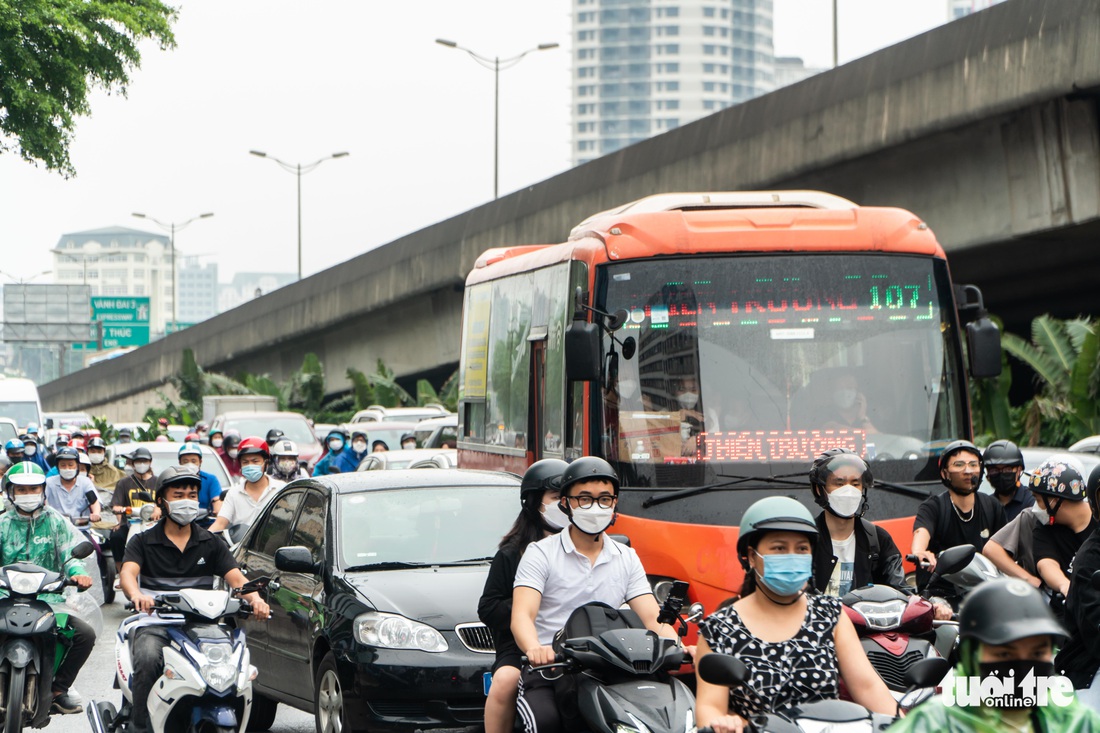 Người dân bắt đầu về quê nghỉ lễ, CSGT Hà Nội huy động hết lực lượng - Ảnh 1.