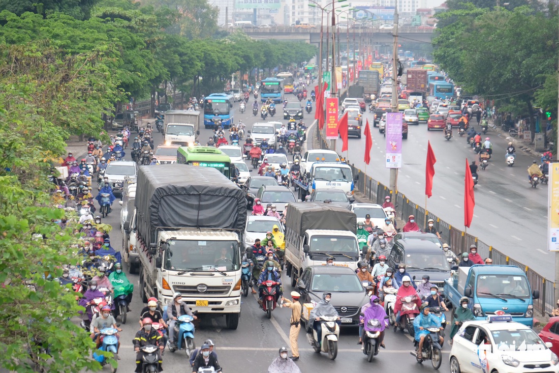 Người dân bắt đầu về quê nghỉ lễ, CSGT Hà Nội huy động hết lực lượng - Ảnh 6.