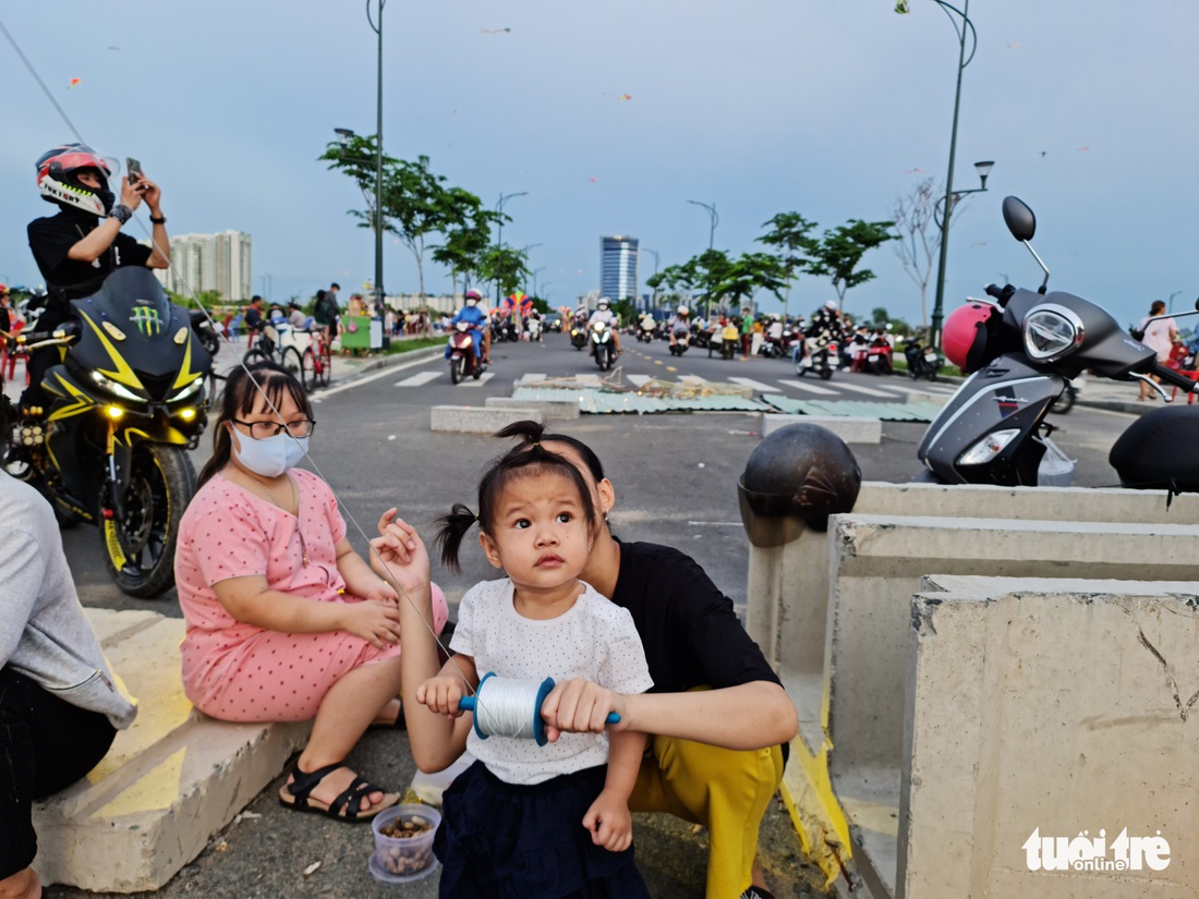 Nghỉ lễ ra cánh đồng diều lộng gió đầy hương vị tuổi thơ - Ảnh 7.