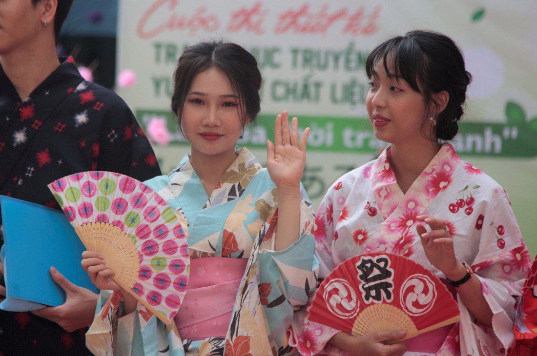 Áo mưa, giấy báo, rèm vải... làm nên những bộ yukata đặc sắc - Ảnh 3.