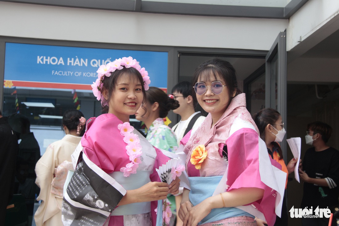 Áo mưa, giấy báo, rèm vải... làm nên những bộ yukata đặc sắc - Ảnh 1.