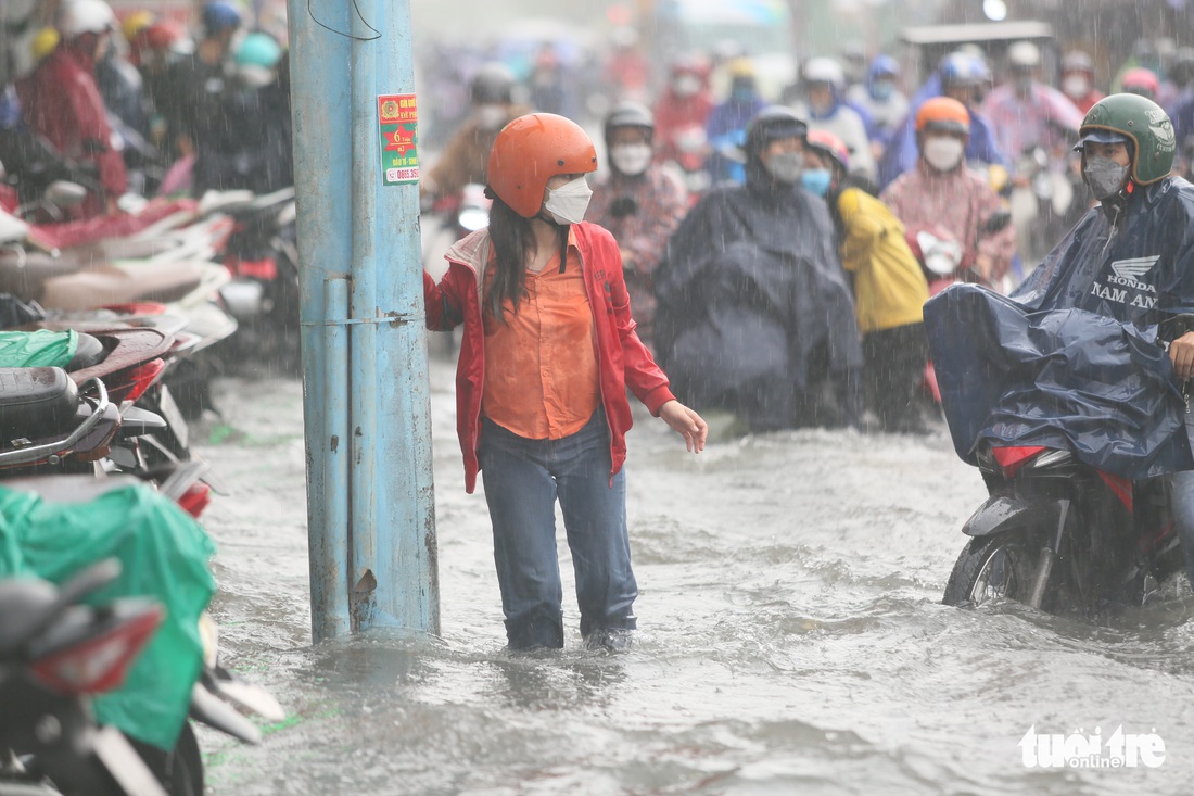 Mưa như trút, các tuyến đường quanh chợ Thủ Đức nước chảy thành sông - Ảnh 4.