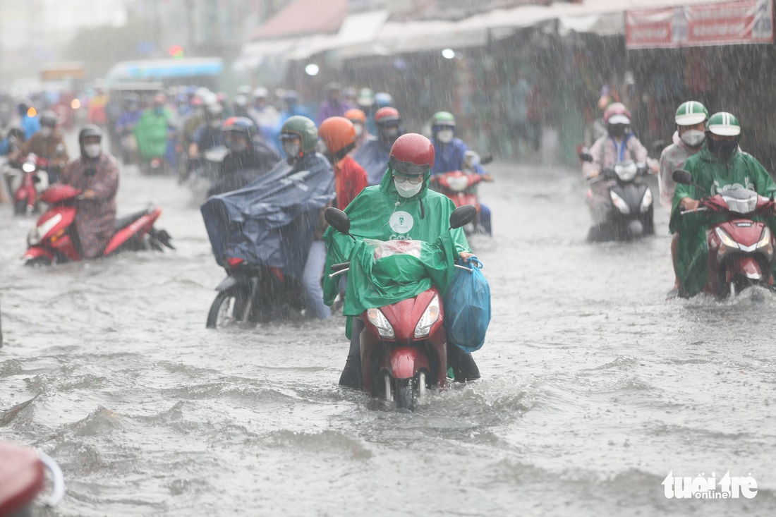 Mưa như trút, các tuyến đường quanh chợ Thủ Đức nước chảy thành sông - Ảnh 7.