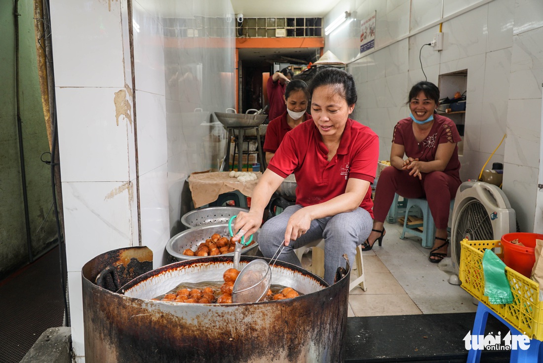 Tiệm bánh rán 30 năm, ngày bán 10.000 chiếc ở phố cổ, ra Hà Nội nhiều lần nhưng bạn đã biết chưa? - Ảnh 2.