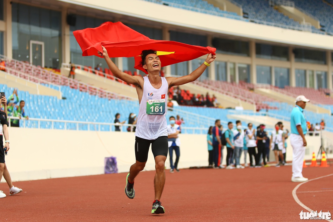 Cán đích 42,195km, Hoàng Nguyên Thanh giành tấm HCV lịch sử cho marathon Việt Nam - Ảnh 5.