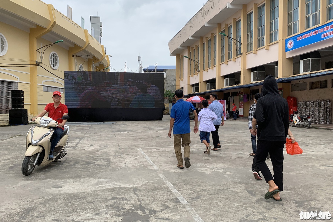 Hàng ngàn cổ động viên Nam Định xếp hàng 5 tiếng chờ trận U23 Thái Lan - U23 Indonesia - Ảnh 10.