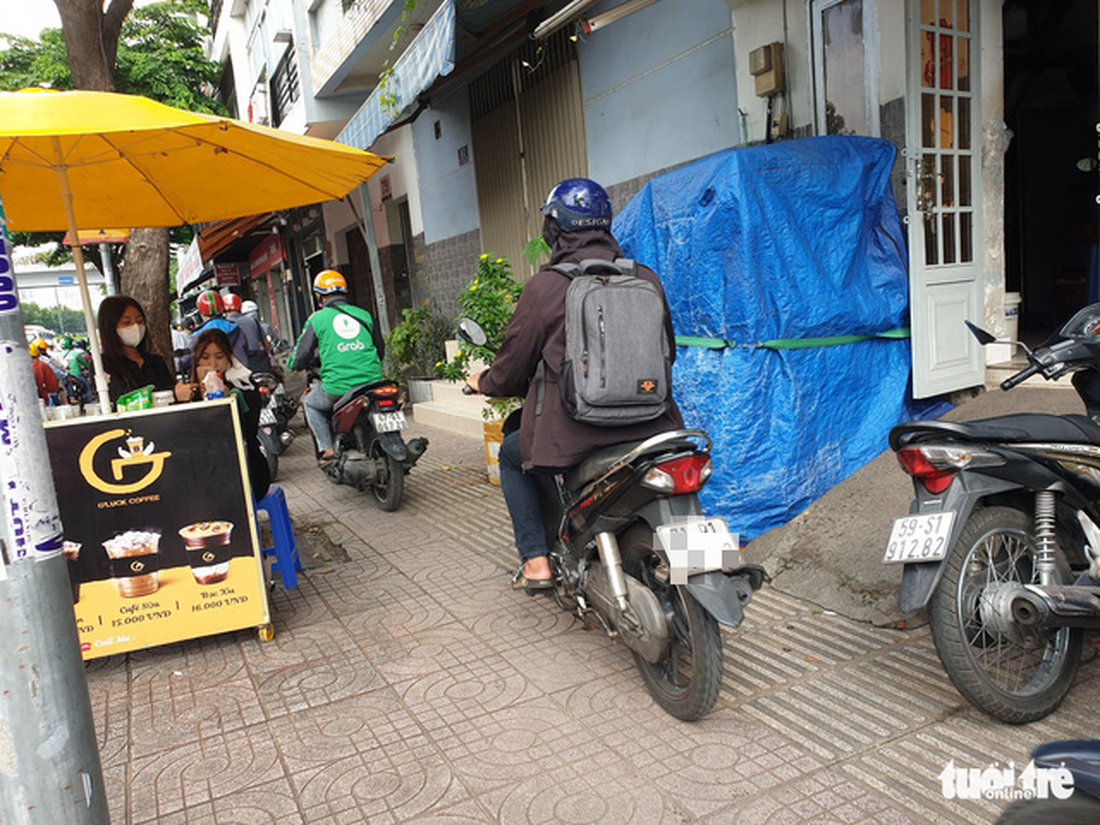 Xe cộ ùn ứ nhiều giờ hướng về sân bay Tân Sơn Nhất - Ảnh 2.