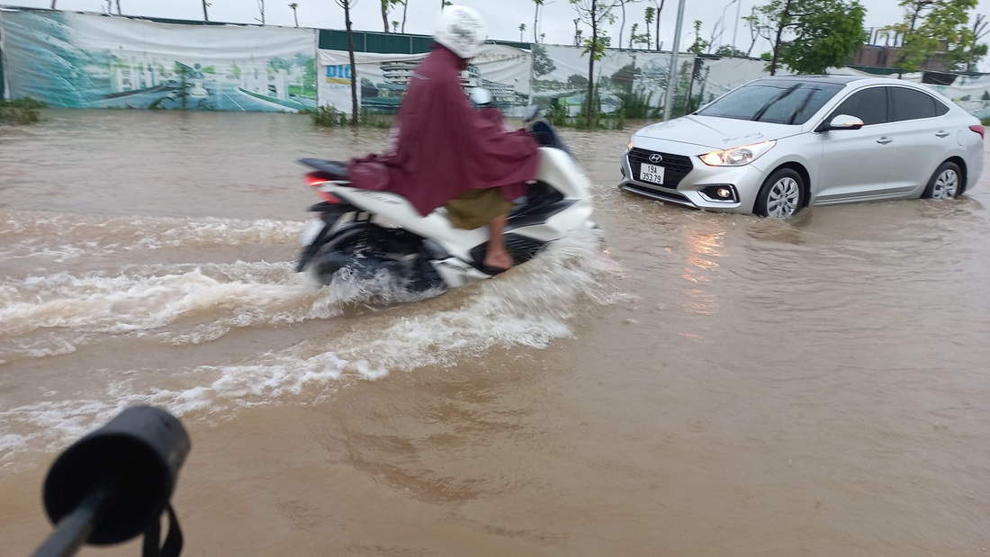 Vĩnh Phúc: Nhiều nơi chìm sâu trong nước, dân ra đường bắt cá, học sinh nghỉ học - Ảnh 3.