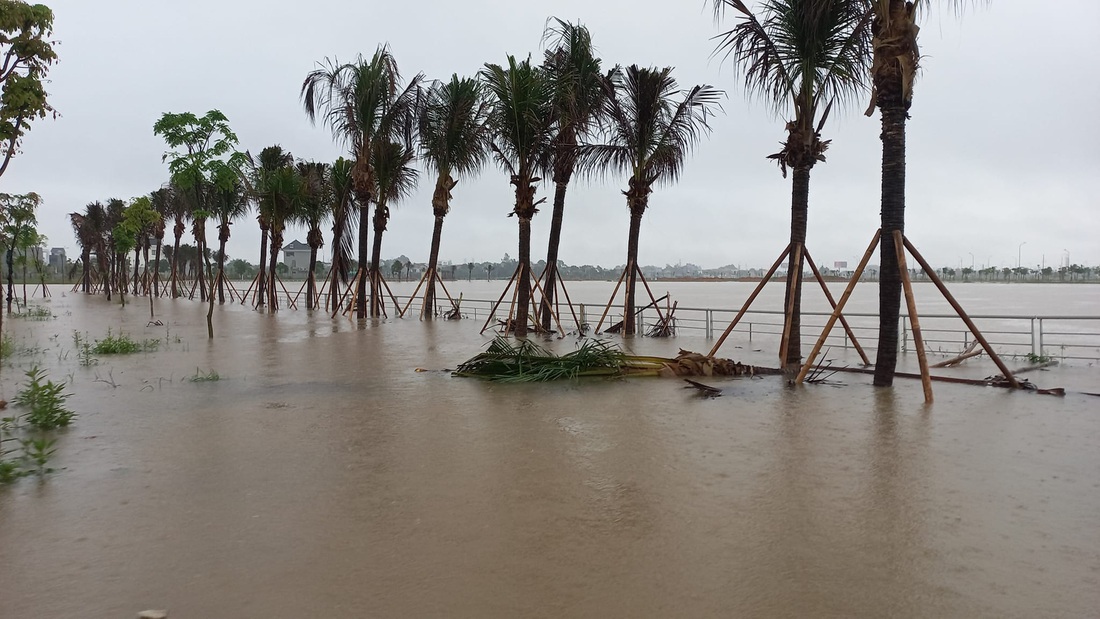 Vĩnh Phúc: Nhiều nơi chìm sâu trong nước, dân ra đường bắt cá, học sinh nghỉ học - Ảnh 4.