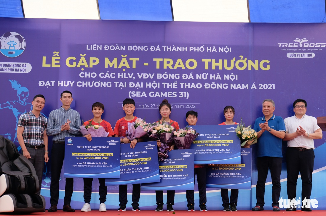 Các nữ tuyển thủ rạng rỡ trong ngày gặp mặt, nhận khen thưởng - Ảnh 3.