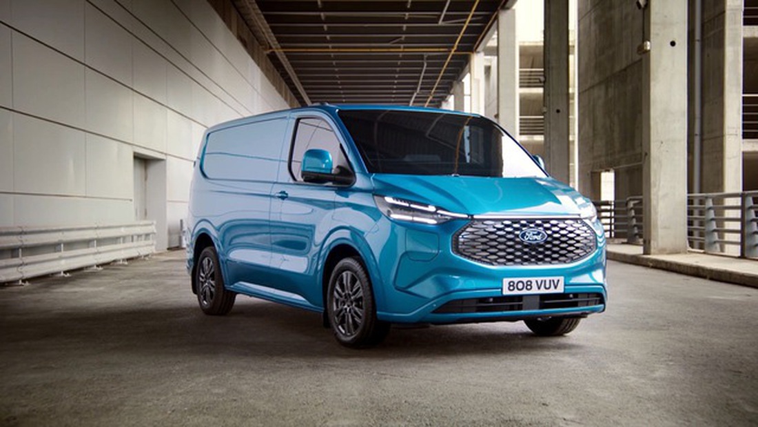 Ford Transit điện lộ diện: Chạy gần 400 km/sạc, có thể sạc ngược thiết bị ngoài - Ảnh 1.