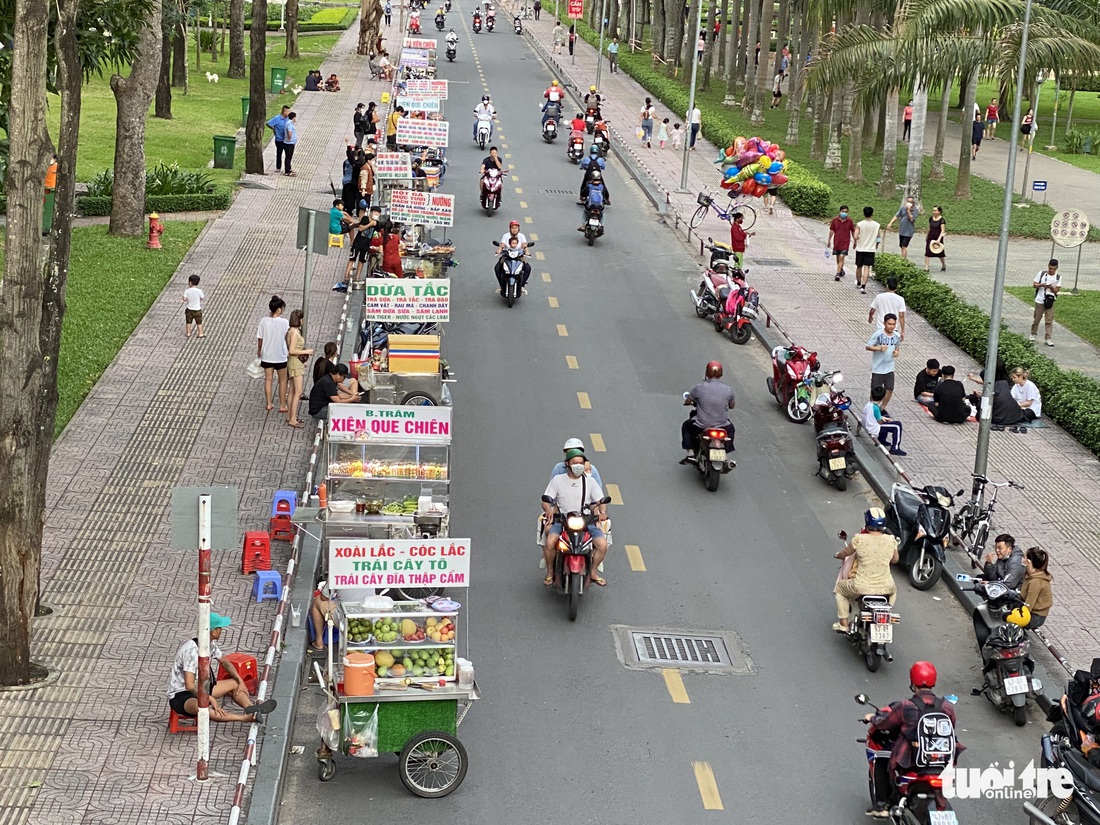 Lòng đường, cầu, vỉa hè tại TP.HCM thành hàng quán - Ảnh 2.