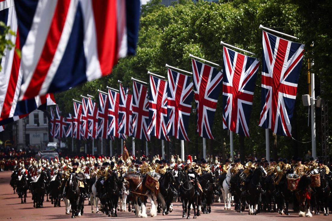 Hoành tráng đại lễ kỷ niệm 70 năm trị vì của Nữ hoàng Elizabeth II - Ảnh 2. Hoành tráng đại lễ kỷ niệm 70 năm trị vì của Nữ hoàng Elizabeth II - Ảnh 2.