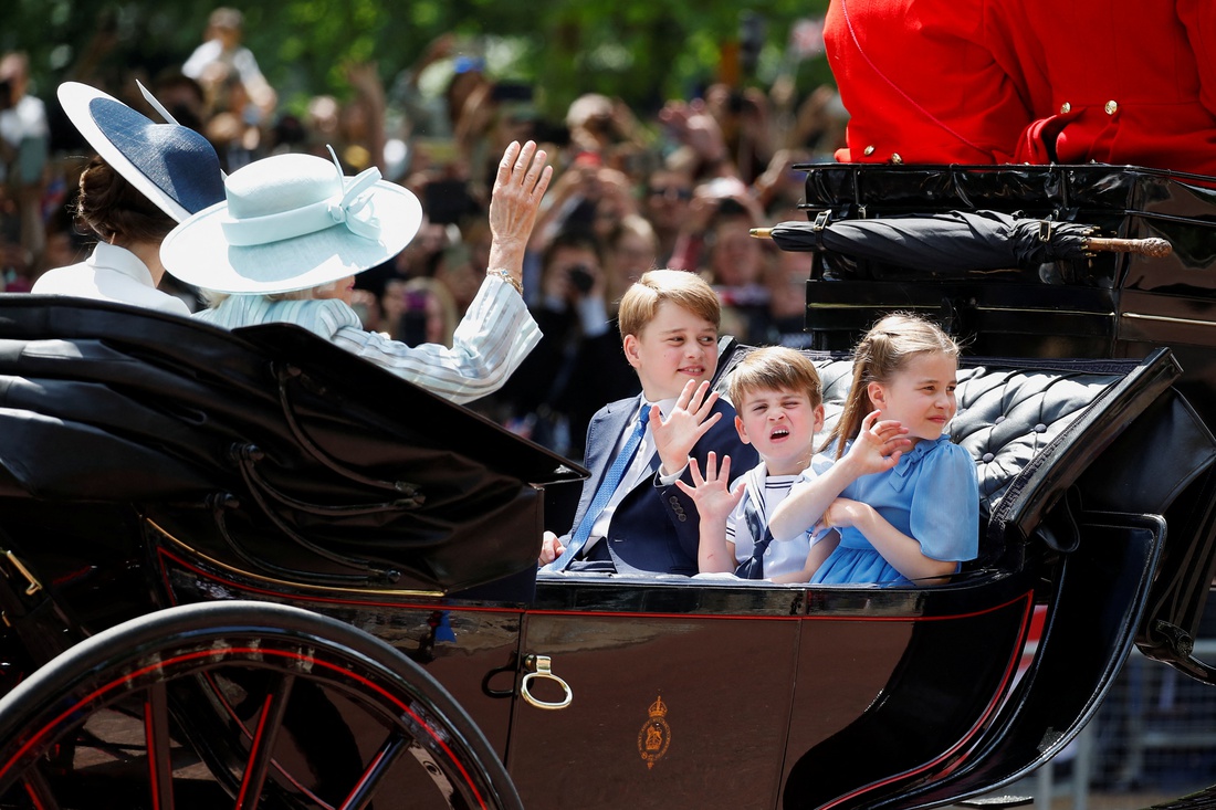Hoành tráng đại lễ kỷ niệm 70 năm trị vì của Nữ hoàng Elizabeth II - Ảnh 7. Hoành tráng đại lễ kỷ niệm 70 năm trị vì của Nữ hoàng Elizabeth II - Ảnh 7.