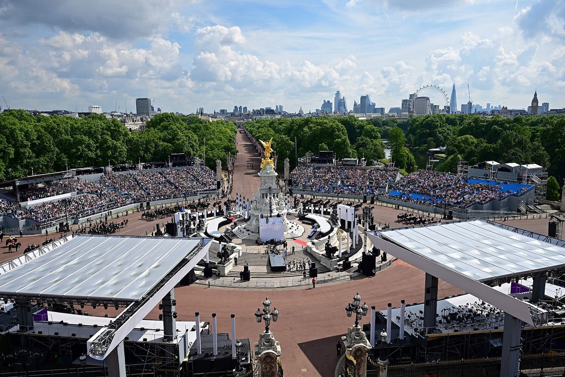 Hoành tráng đại lễ kỷ niệm 70 năm trị vì của Nữ hoàng Elizabeth II - Ảnh 9. Hoành tráng đại lễ kỷ niệm 70 năm trị vì của Nữ hoàng Elizabeth II - Ảnh 9.