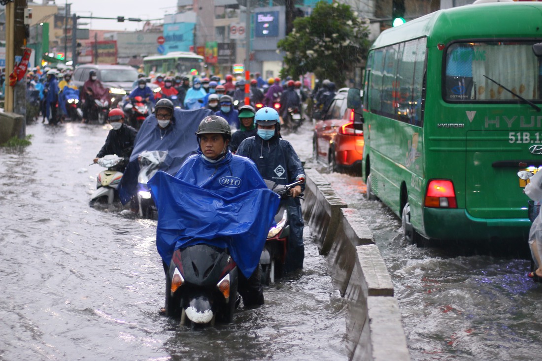 TP.HCM mưa trắng trời, nhiều tuyến đường lênh láng - Ảnh 2.