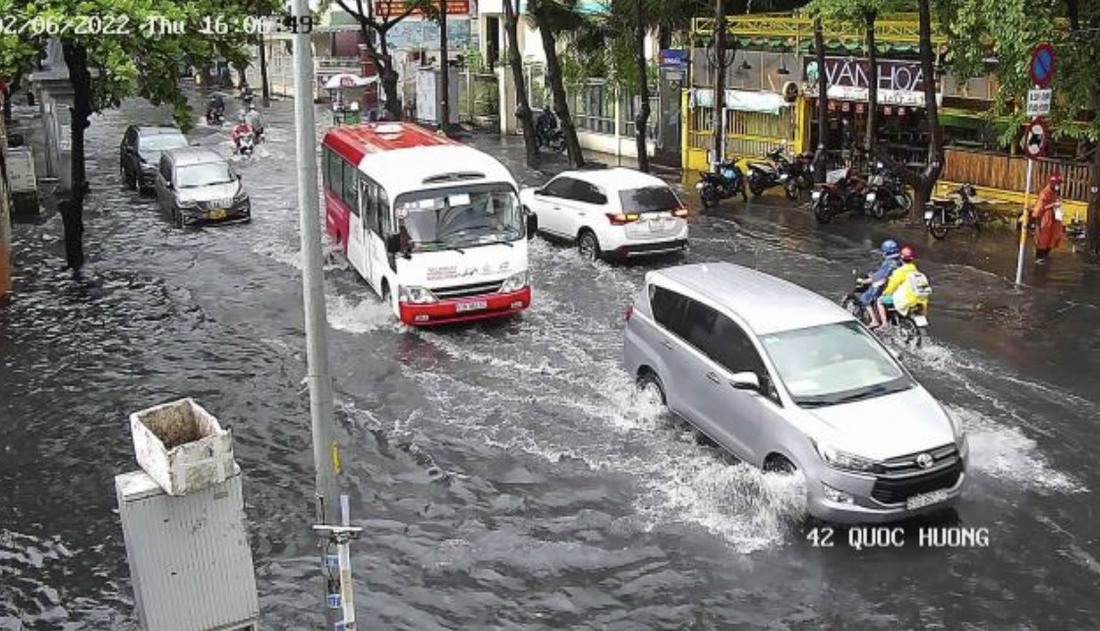 TP.HCM mưa trắng trời, nhiều tuyến đường lênh láng - Ảnh 9.