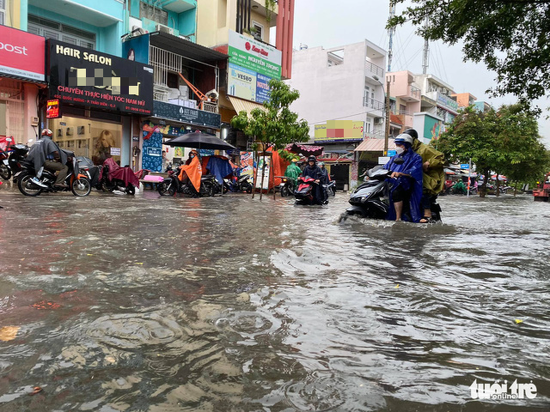 TP.HCM có mưa đá trong cơn mưa trắng trời, ngập nước khắp nơi - Ảnh 10.