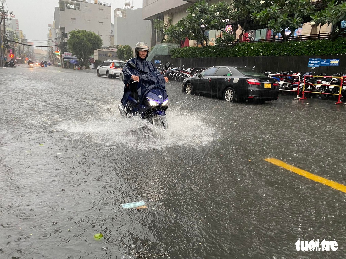 TP.HCM có mưa đá trong cơn mưa trắng trời, ngập nước khắp nơi - Ảnh 3.