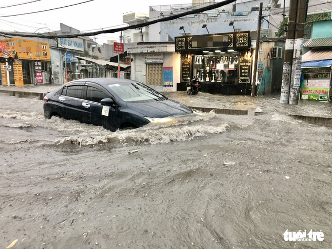 TP.HCM có mưa đá trong cơn mưa trắng trời, ngập nước khắp nơi - Ảnh 4.