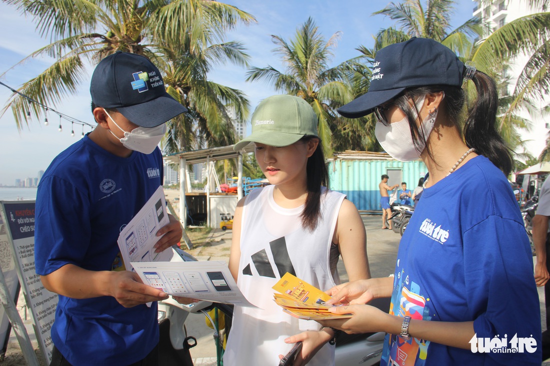 Chuyến xe ‘không tiền mặt’ được chào đón ở trung tâm du lịch miền Trung - Ảnh 2.