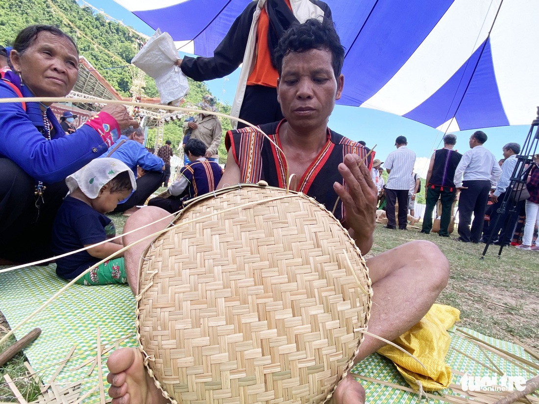 Du khách thú vị xem thi dệt thổ cẩm, điêu khắc gỗ của dân tộc thiểu số vùng cao - Ảnh 4.