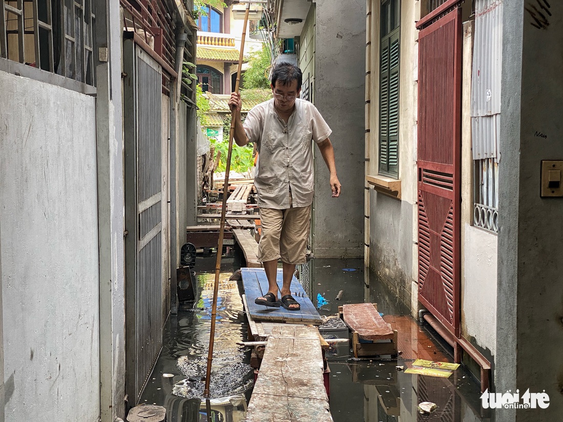 Vì sao sau 10 ngày mưa lớn, người dân quận Tây Hồ vẫn phải đi thuyền về nhà? - Ảnh 6.