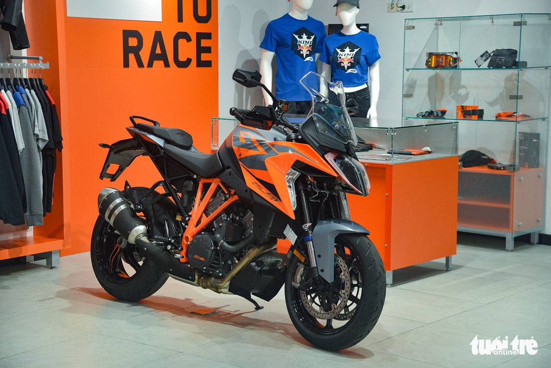 KTM Super Duke 1290 GT giá 900 triệu đồng, ngang ôtô hạng C tại Việt Nam - Ảnh 1.