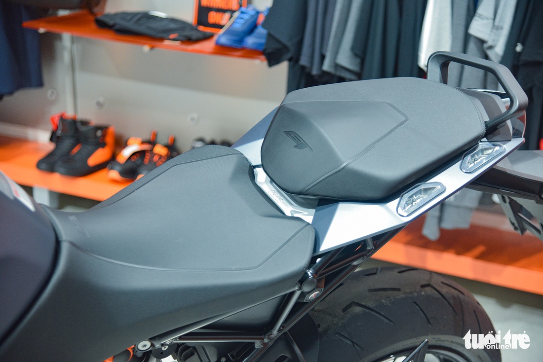 KTM Super Duke 1290 GT giá 900 triệu đồng, ngang ôtô hạng C tại Việt Nam - Ảnh 10.