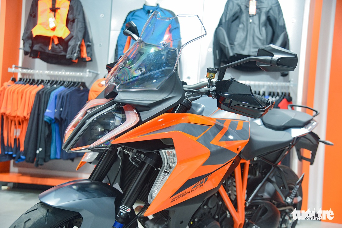 KTM Super Duke 1290 GT giá 900 triệu đồng, ngang ôtô hạng C tại Việt Nam - Ảnh 12.