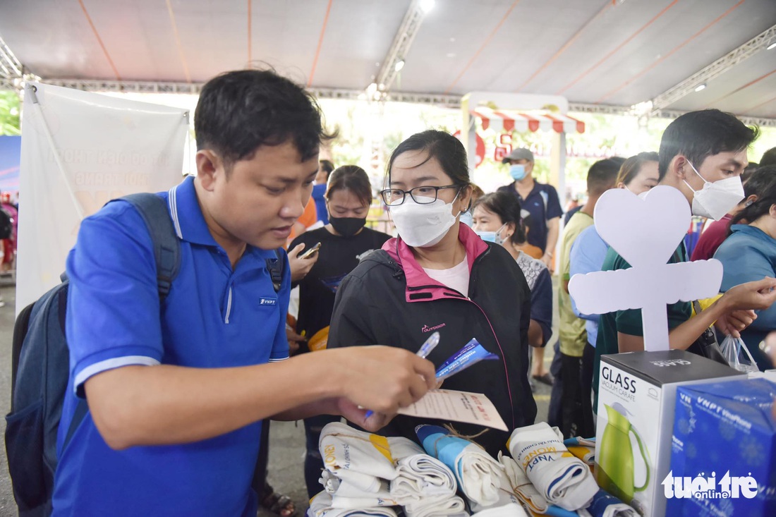 Chợ phiên Không tiền mặt: Lượng khách dồn dập, nhiều gian hàng vượt chỉ tiêu đề ra - Ảnh 2.