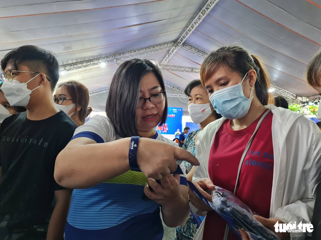 Bất ngờ quy mô gian hàng, không gian trải nghiệm và lượng quà tặng khủng ở Chợ phiên Không tiền mặt - Ảnh 5.