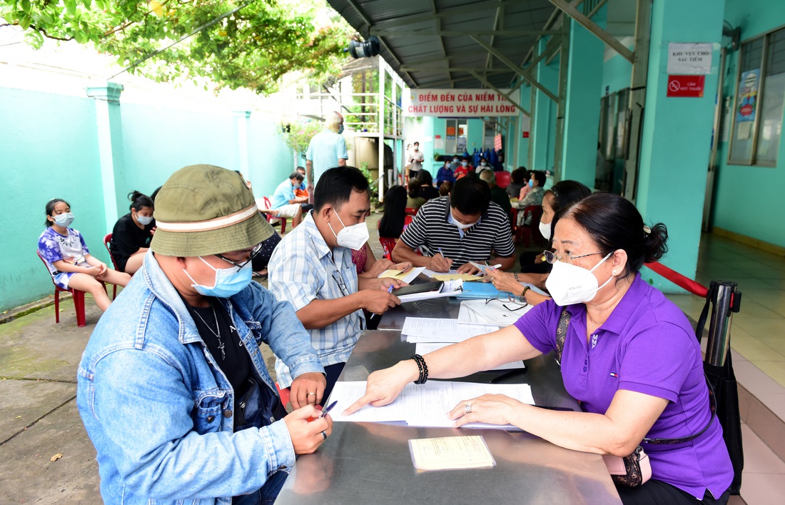 Người dân đi tiêm vắc xin tăng vọt - Ảnh 1.