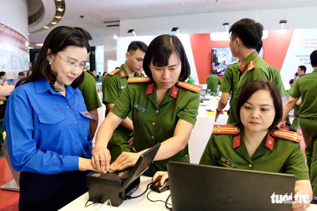 Làm CCCD tại không gian triển lãm kỷ niệm 60 năm Ngày truyền thống lực lượng Cảnh sát nhân dân - Ảnh 1.