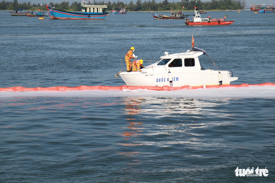 Xem bộ ảnh hồi hộp diễn tập ứng phó tràn dầu khi tàu có nguy cơ chìm và cháy nổ - Ảnh 5.