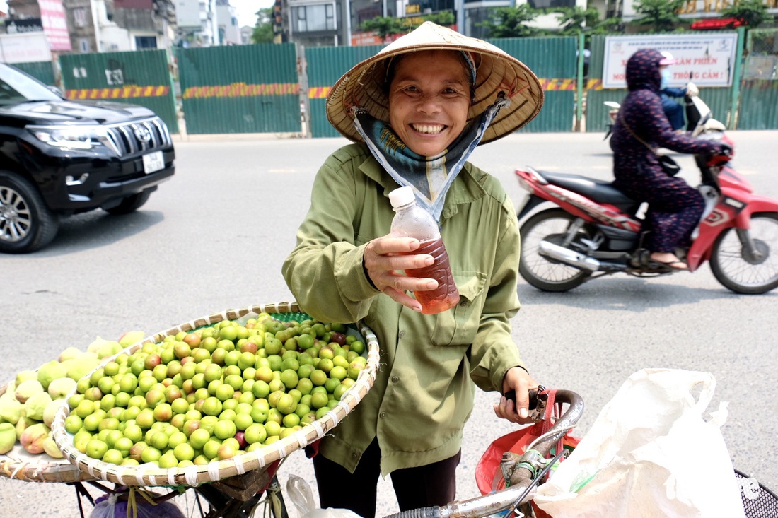 Hà Nội nắng nóng gay gắt, ở đây tặng nước lạnh miễn phí - Ảnh 1.