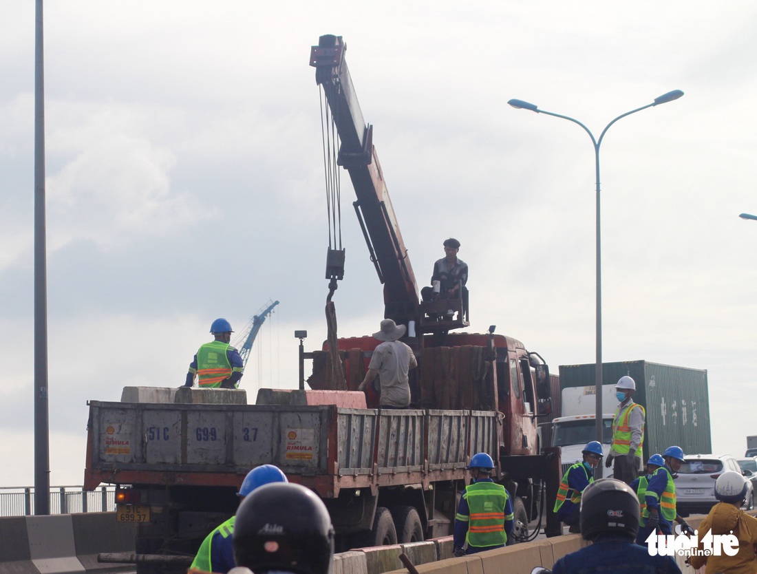 Ngày đầu sửa cầu Phú Mỹ: Xe cộ bò từ quận 7 đi hướng Thủ Đức - Ảnh 3.