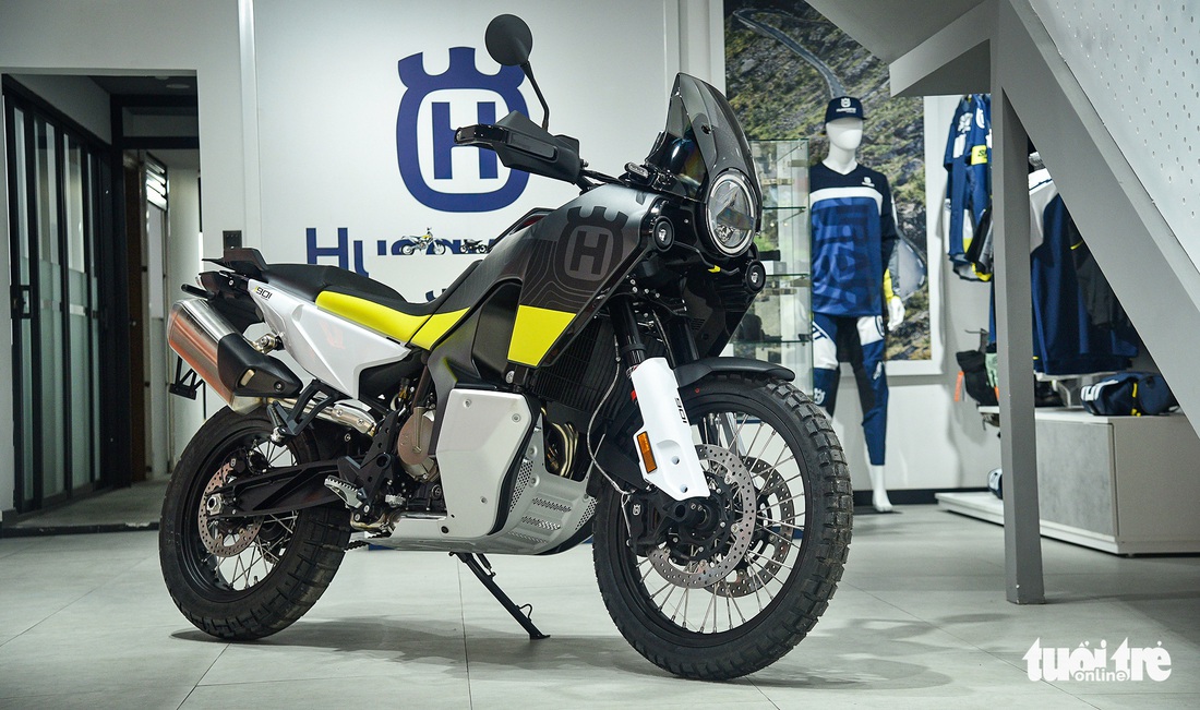 Husqvarna Norden 901 - môtô đa địa hình giá ngang ôtô cỡ C tại Việt Nam - Ảnh 1.