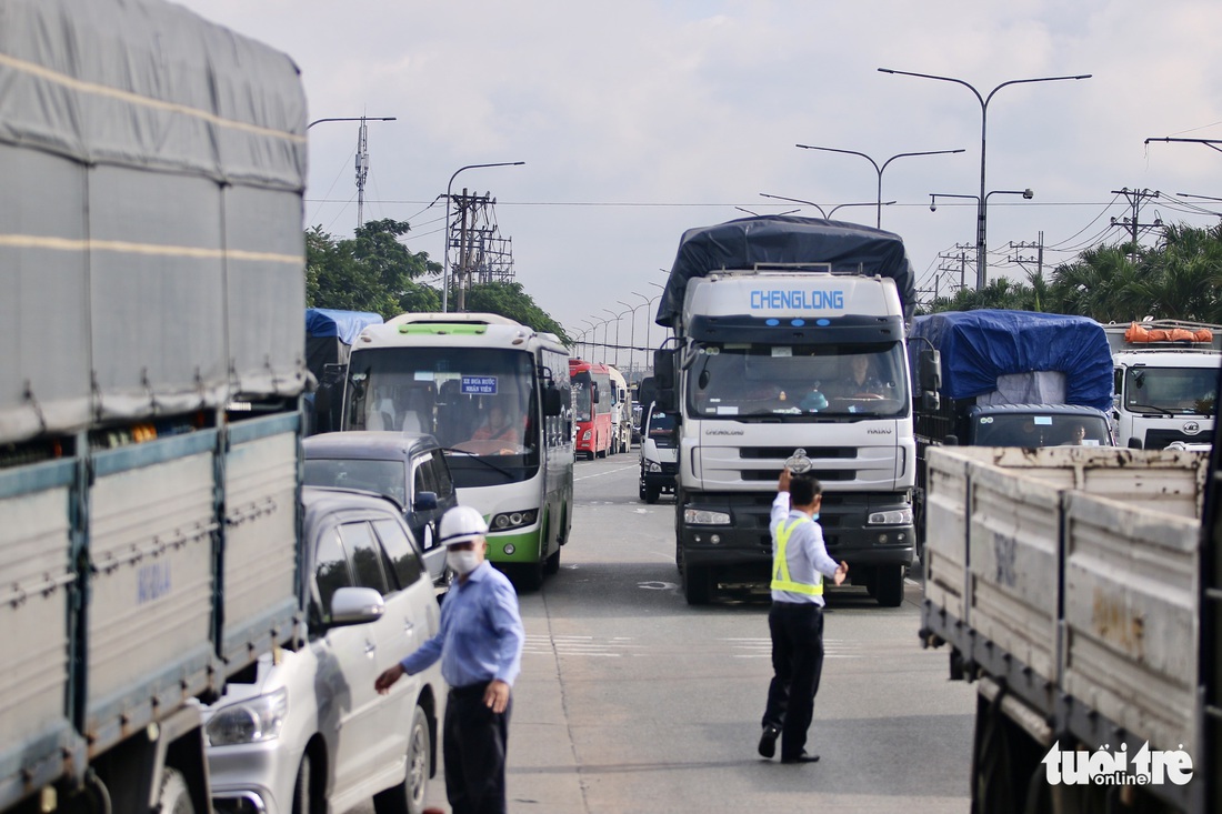 Ghi nhận ngày đầu chính thức thu phí không dừng - Ảnh 2.