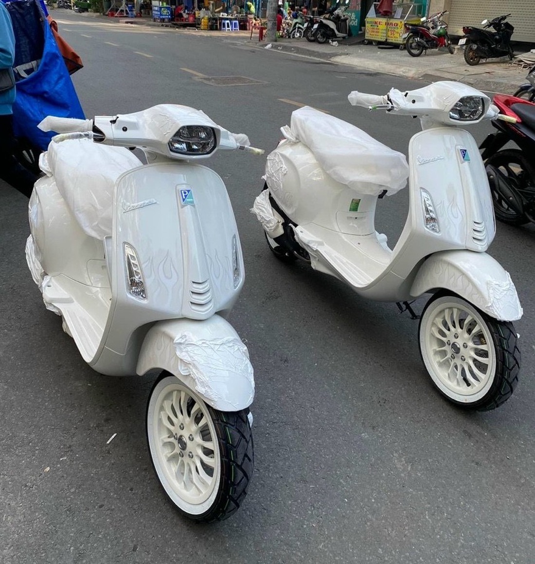 Vespa Sprint Justin Bieber khan hàng, dân buôn hét giá chênh cả trăm triệu - Ảnh 1.