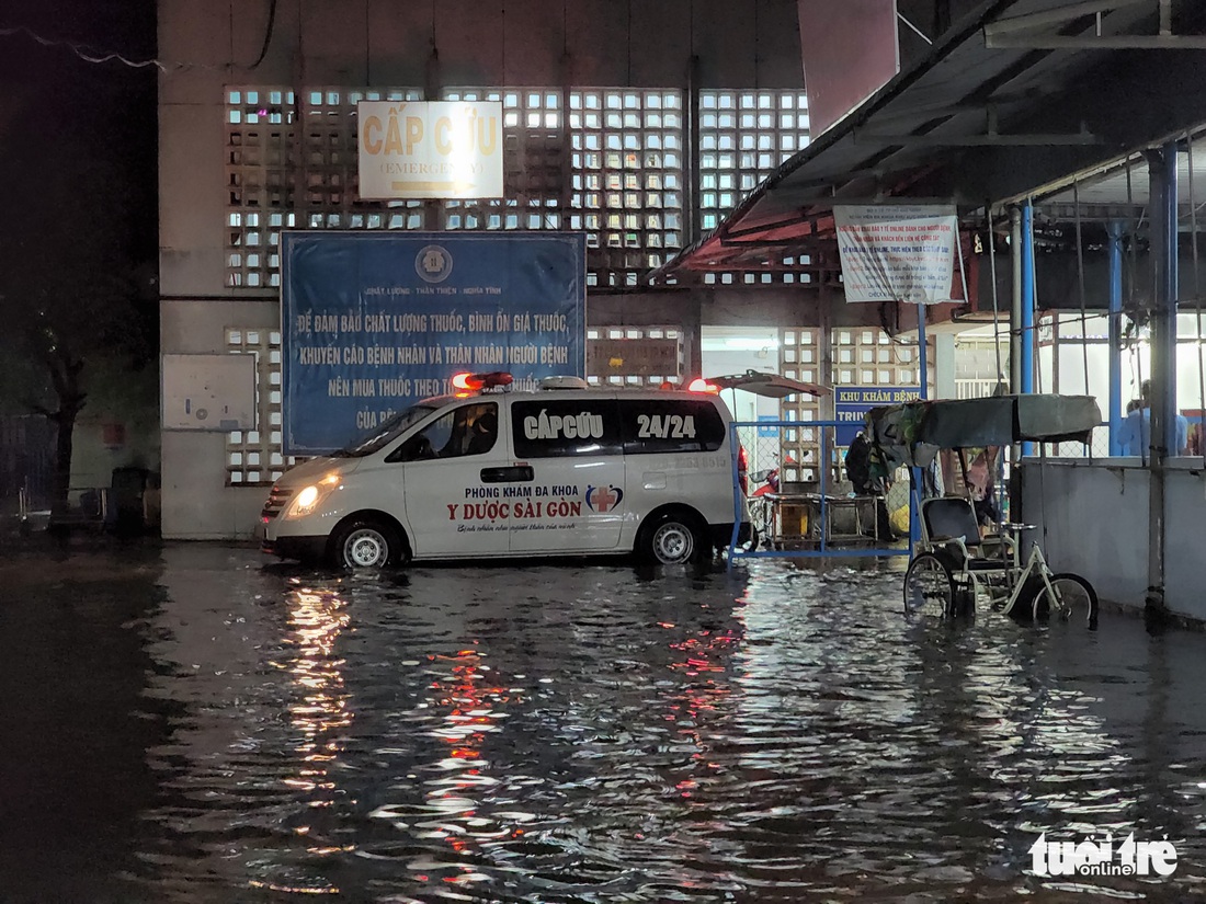 Y bác sĩ và người nhà bệnh nhân lội bì bõm tại khoa cấp cứu - Ảnh 5.