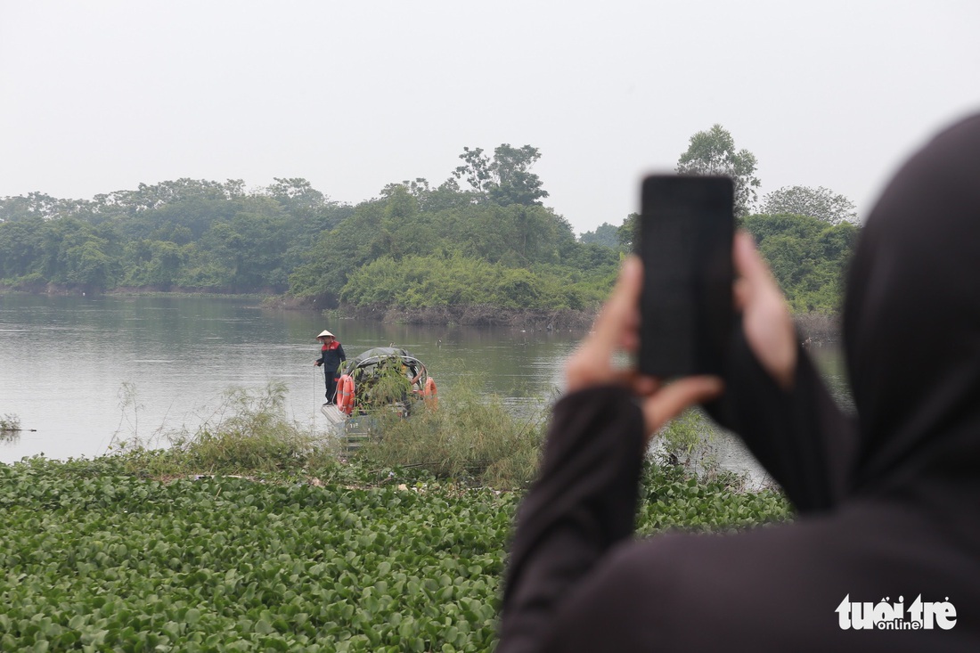 Dùng camera quay dưới nước tìm kiếm nữ sinh mất tích - Ảnh 7.