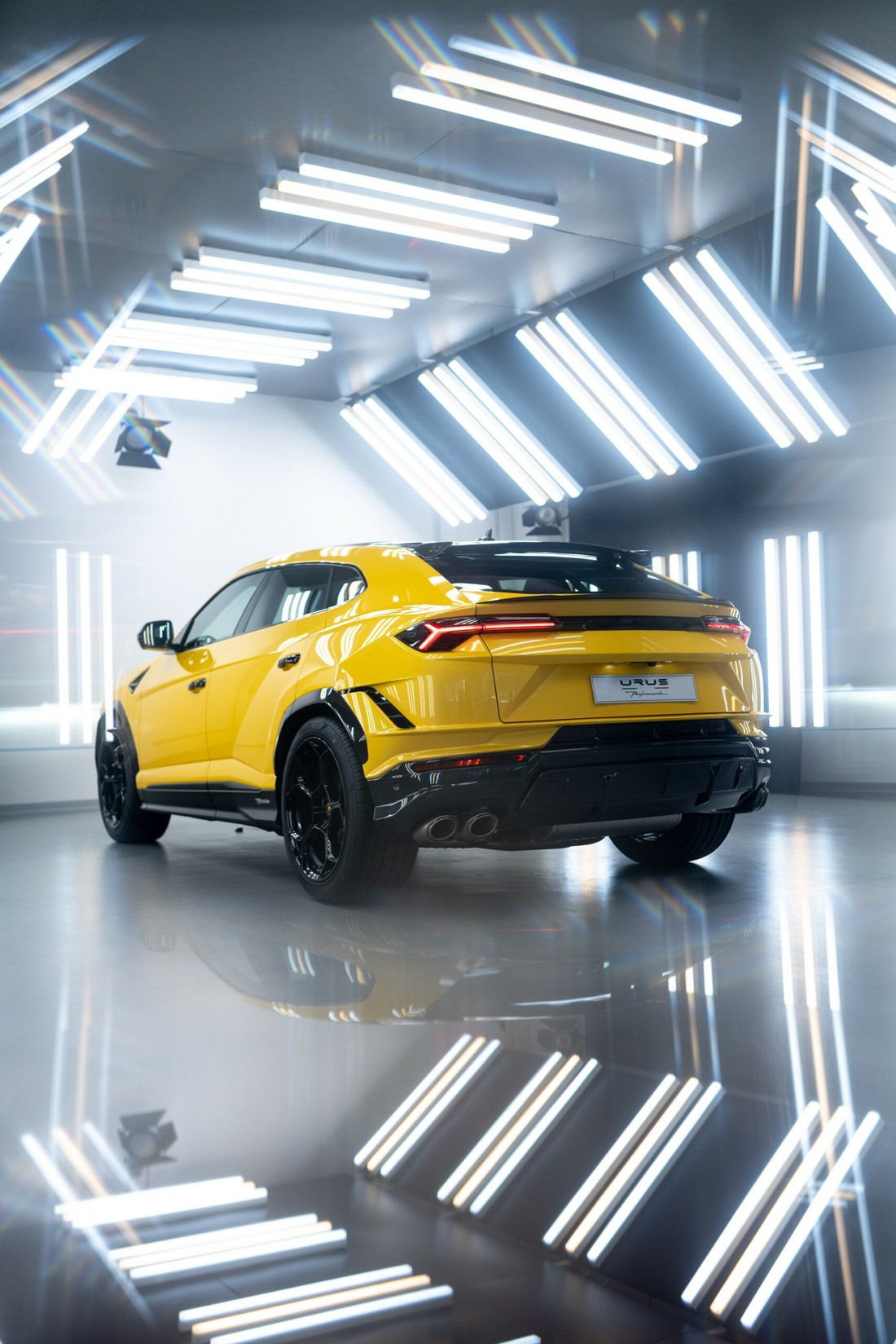 Lamborghini Urus Performante ra mắt: Siêu SUV nhẹ hơn, mạnh hơn bao giờ hết - Ảnh 6.