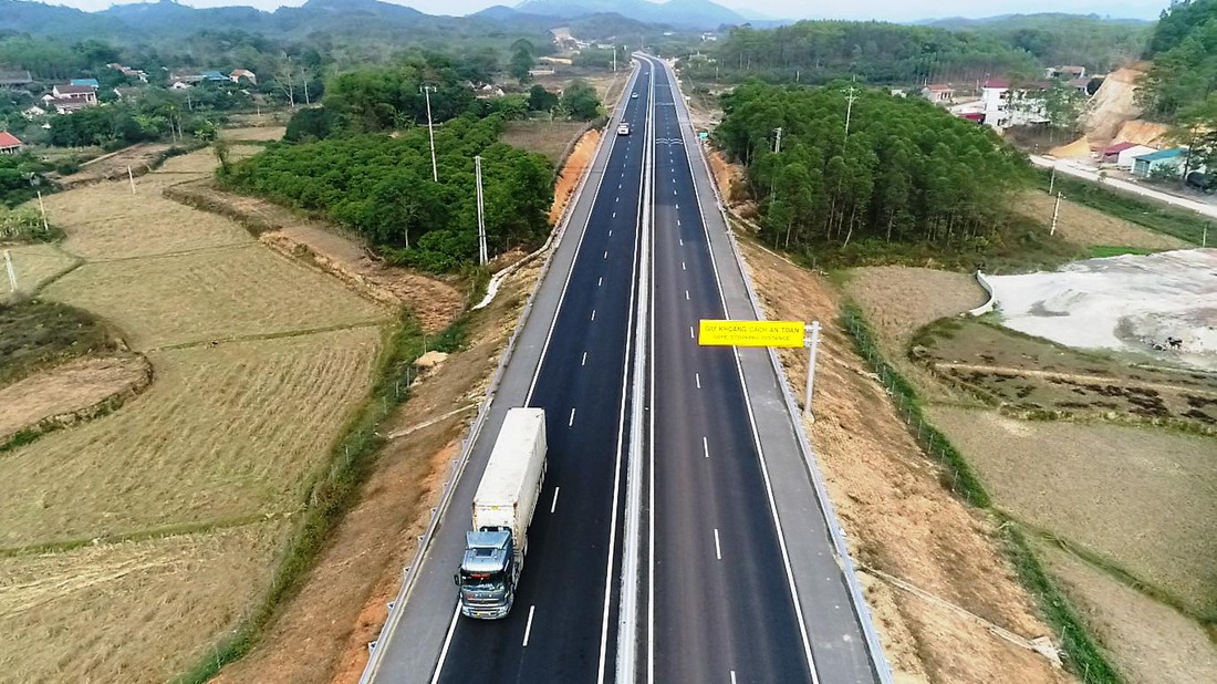 Tin sáng 23-8: TP.HCM bàn phương án đầu tư đường sắt Biên Hòa - Vũng Tàu, Thủ Thiêm - Long Thành - Ảnh 1.