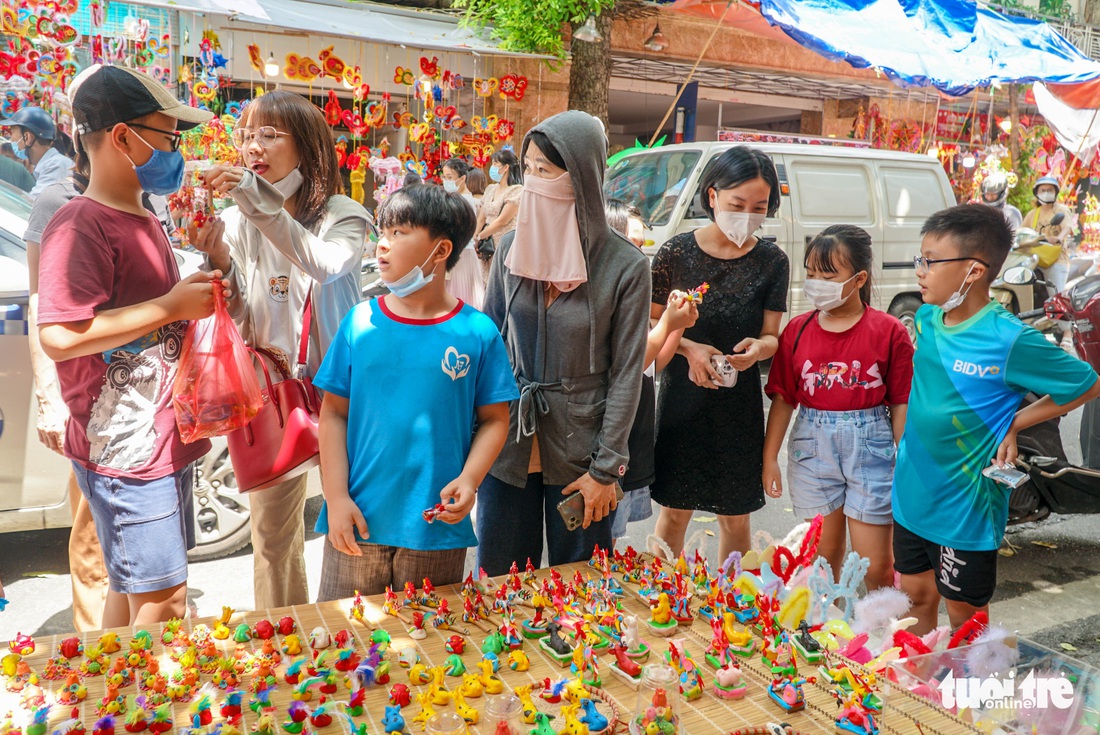 Phố Hàng Mã rực rỡ đêm mùa Trung thu, tràn ngập người trẻ check-in - Ảnh 6.