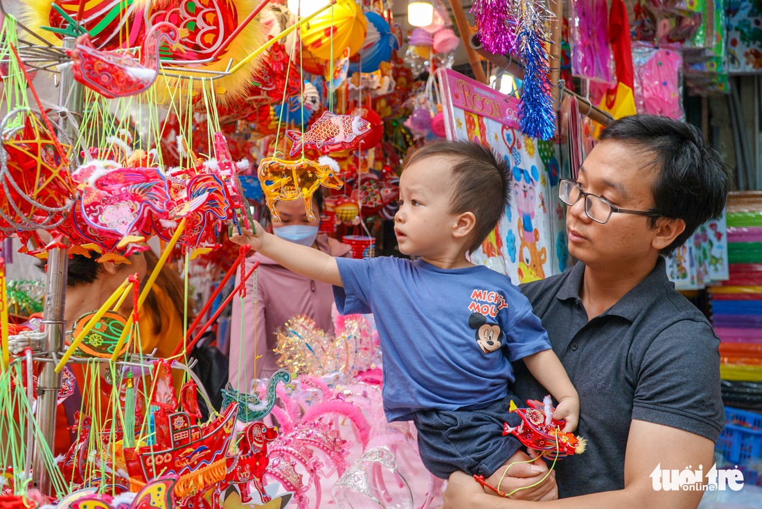 Phố Hàng Mã rực rỡ đêm mùa Trung thu, tràn ngập người trẻ check-in - Ảnh 5.