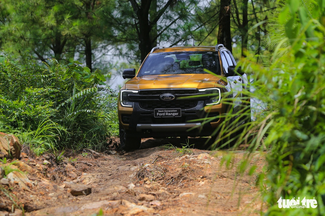 Đánh giá Ford Ranger Wildtrak 2023: Thu hẹp khác biệt với ‘xe con’ - Ảnh 7.