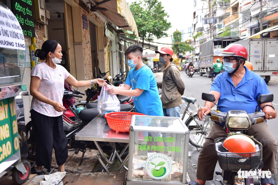 Bữa ăn 1.000 đồng, 5.000 đồng ấm lòng cho người yếu thế ở TP.HCM giữa bão giá - Ảnh 3.