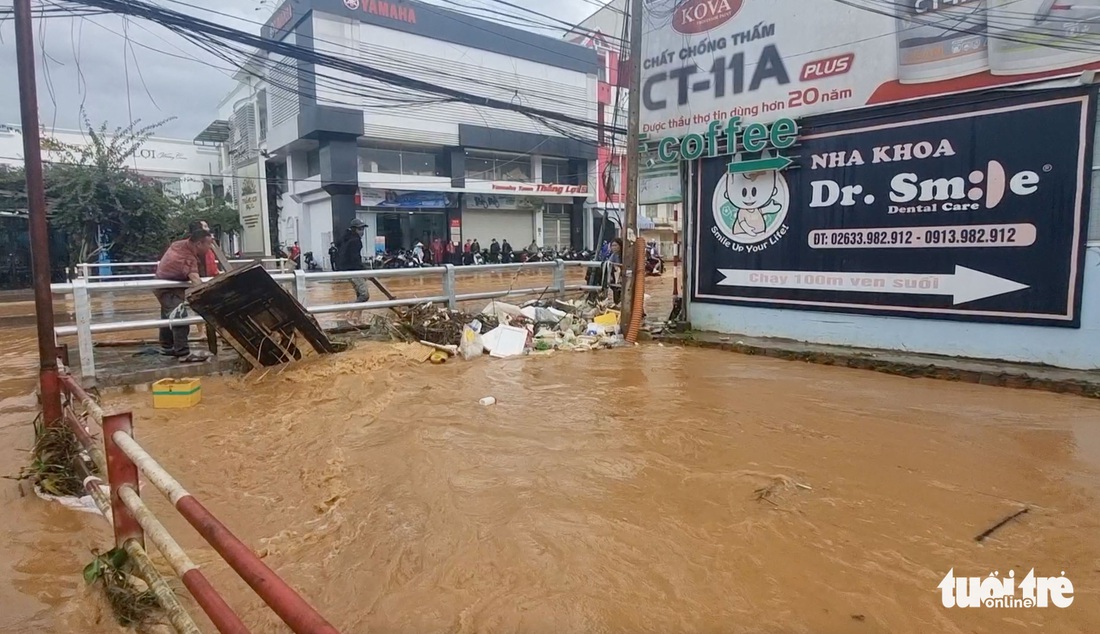 Đà Lạt ngập nặng, phố thành sông sau trận mưa lớn chiều nay 1-9 - Ảnh 3.