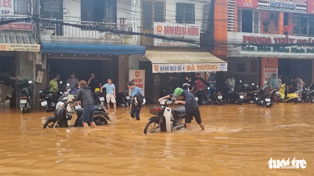 Đà Lạt ngập nặng, phố thành sông sau trận mưa lớn chiều nay 1-9 - Ảnh 4.